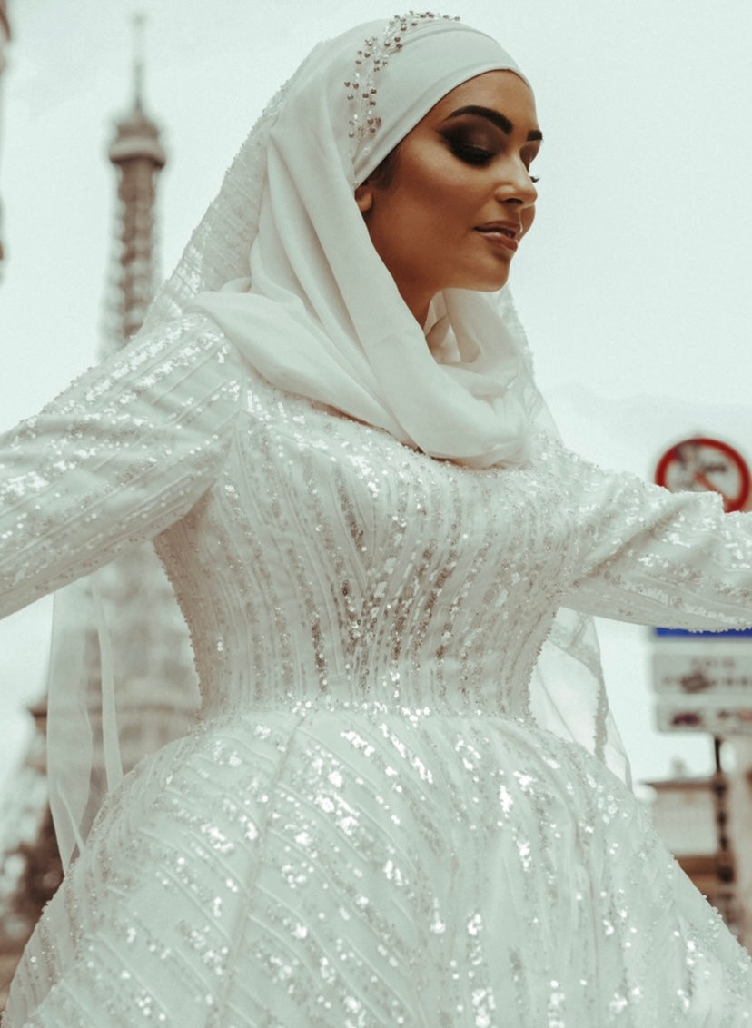 Robe princesse ornée de dentelle sequin avec très longue traîne
