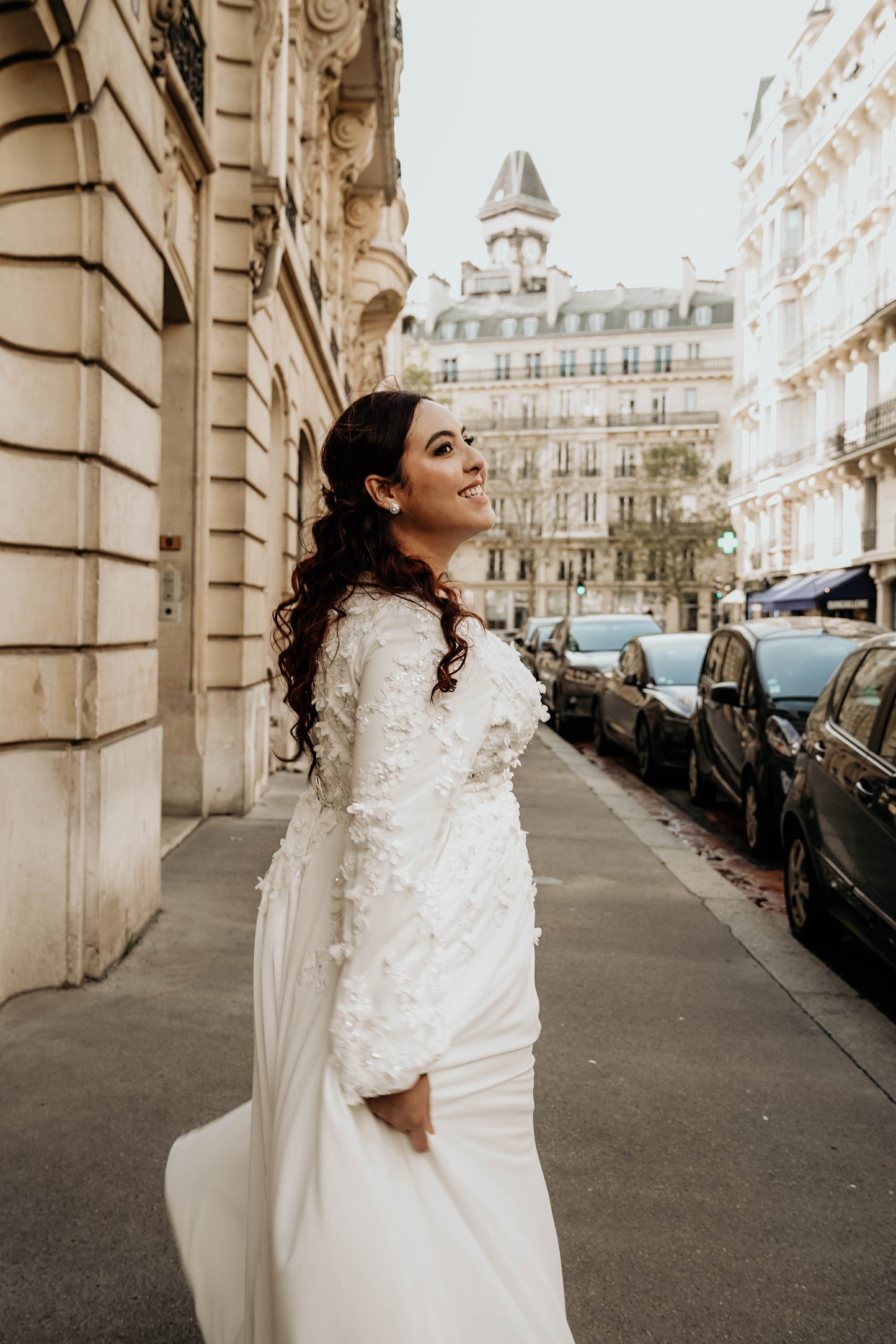 Robe de mariée en mousseline de soie avec buste fleuri et manches bouffantes 