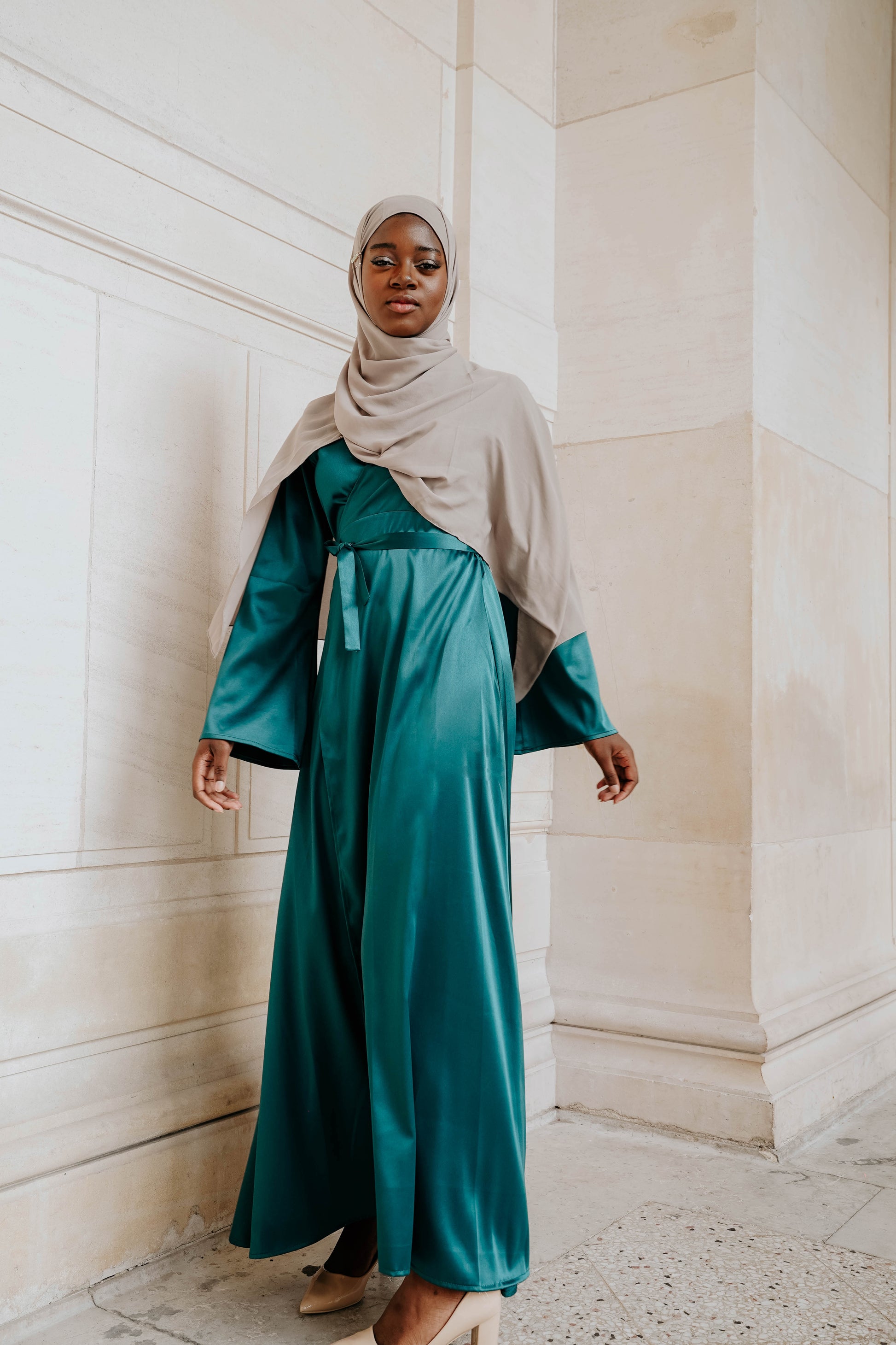 Robe en satin russe coupe cache coeur, se porte comme un kimono et s’ajuste à la taille