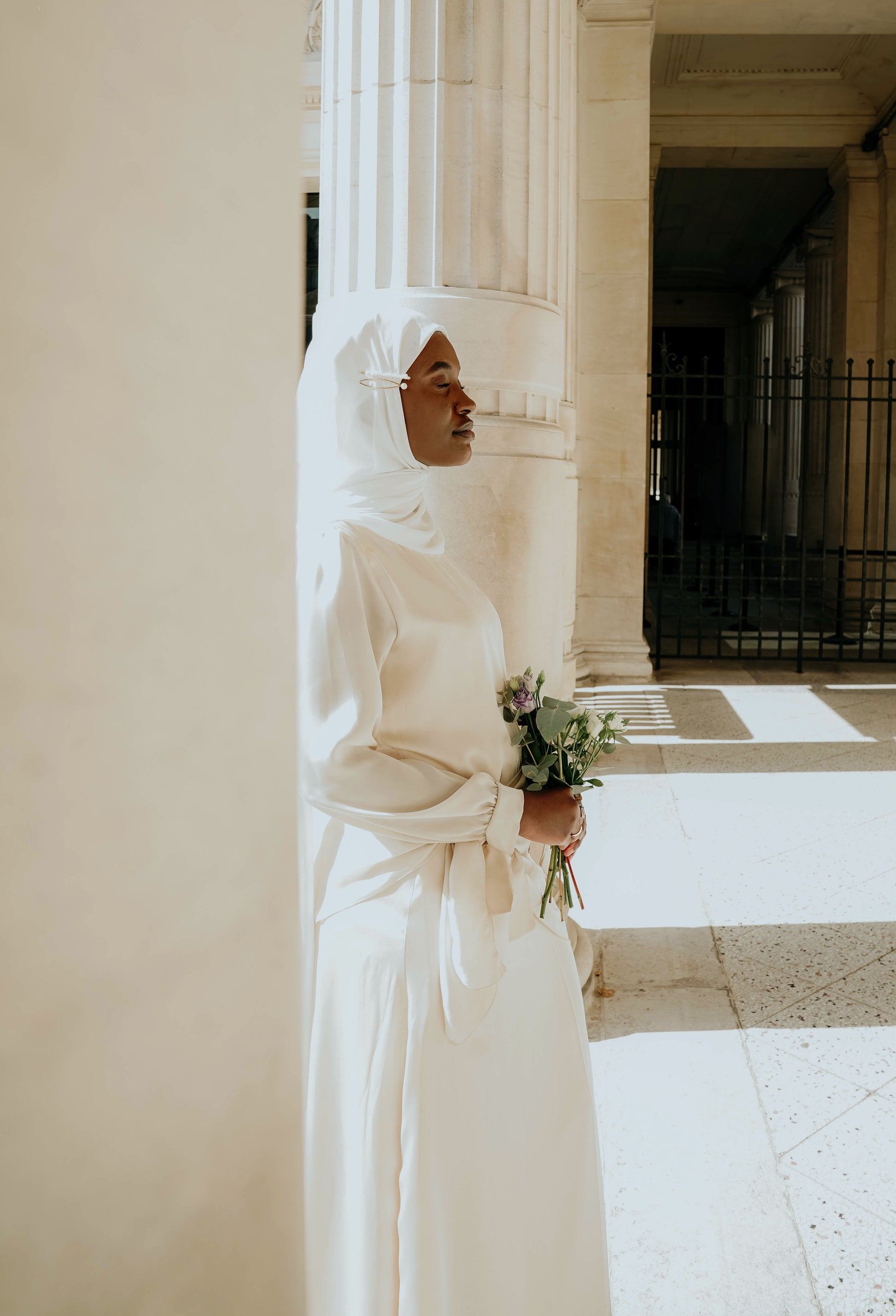 Robe en soie coupe droite avec ceinture noua le à la taille