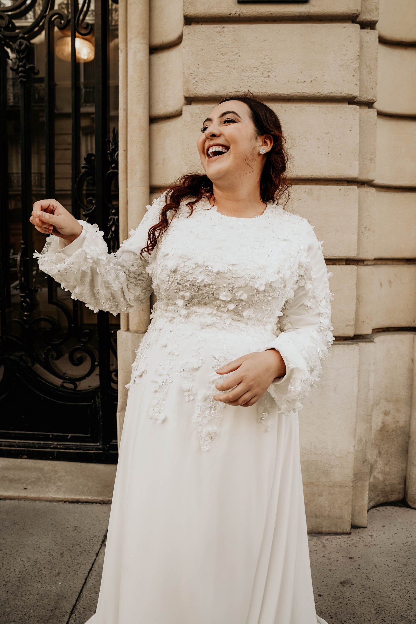 Robe de mariée en mousseline de soie avec buste fleuri et manches bouffantes 