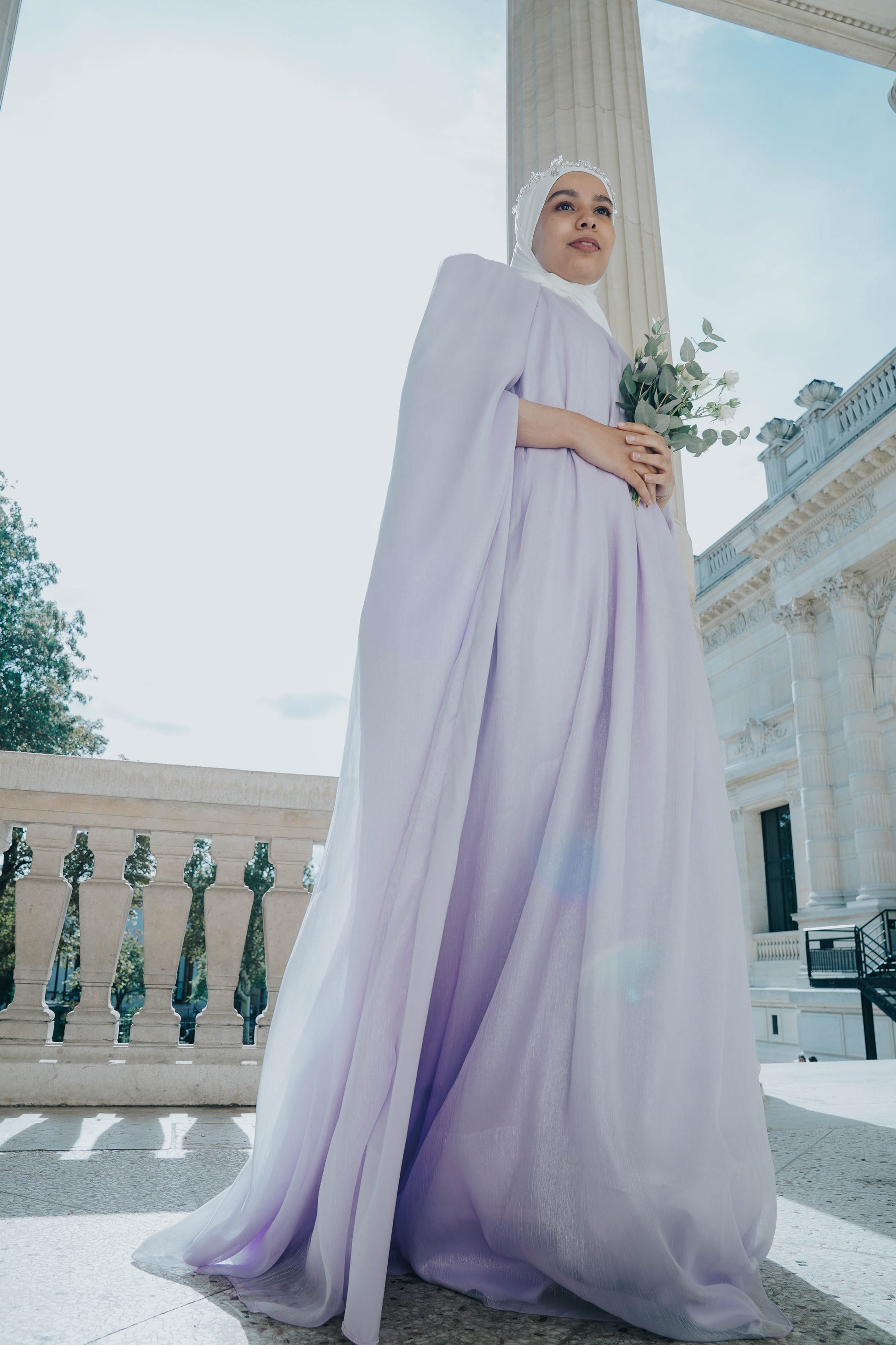 Robe Lilas en organza de soie, coupe droite avec manches cape, et épaulettes