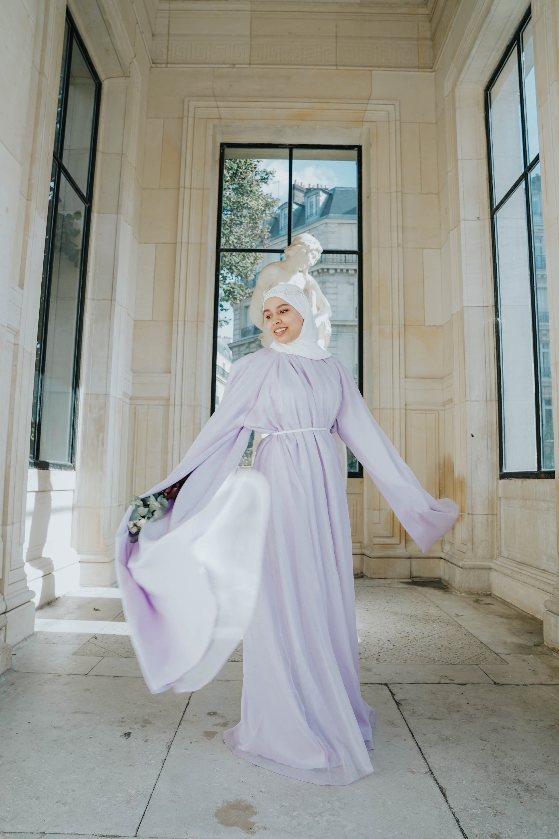 Robe Lilas en organza de soie, coupe droite avec manches cape, et épaulettes