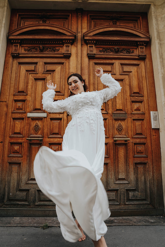 Robe de mariée en mousseline de soie avec buste fleuri et manches bouffantes 