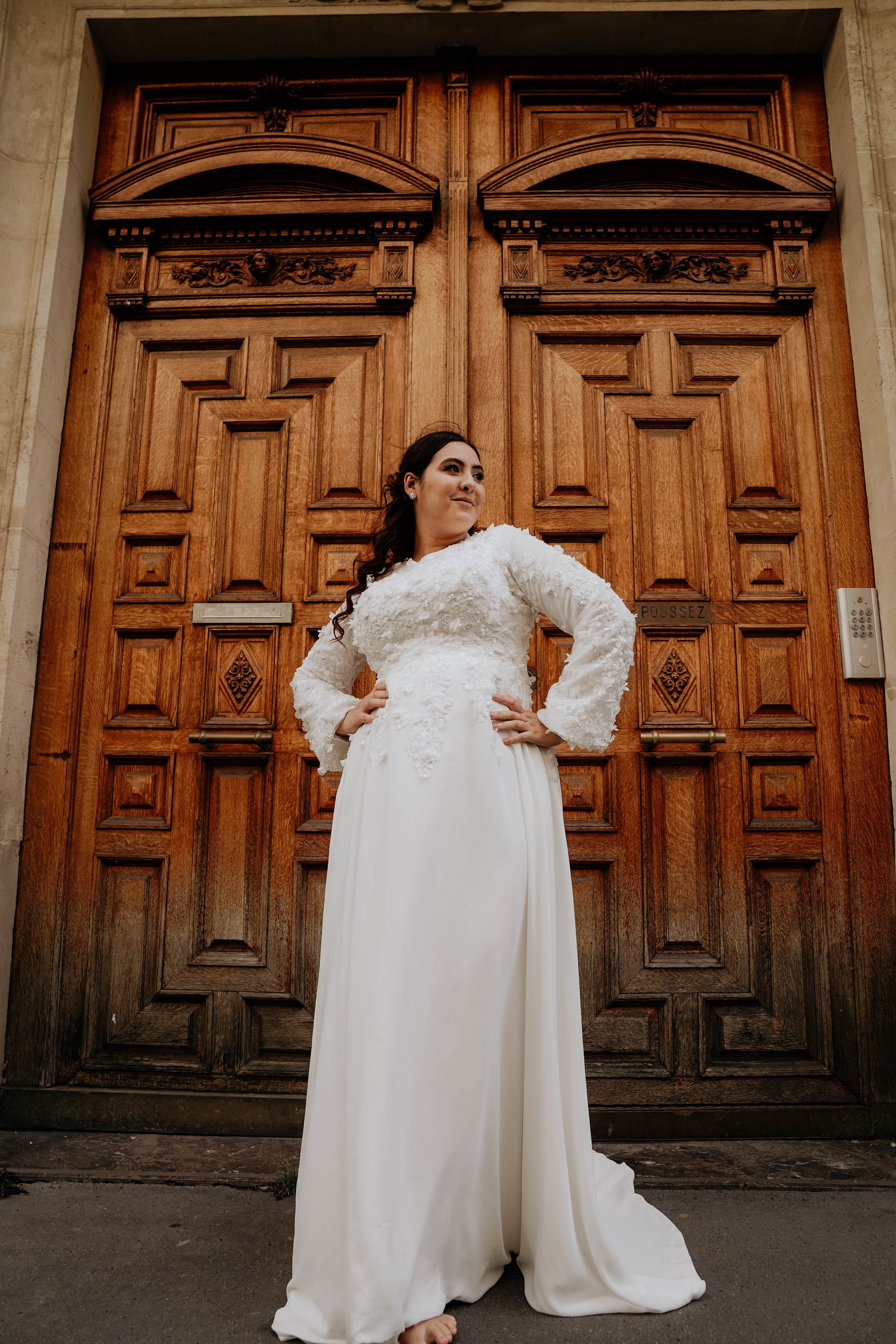 Robe de mariée en mousseline de soie avec buste fleuri et manches bouffantes 