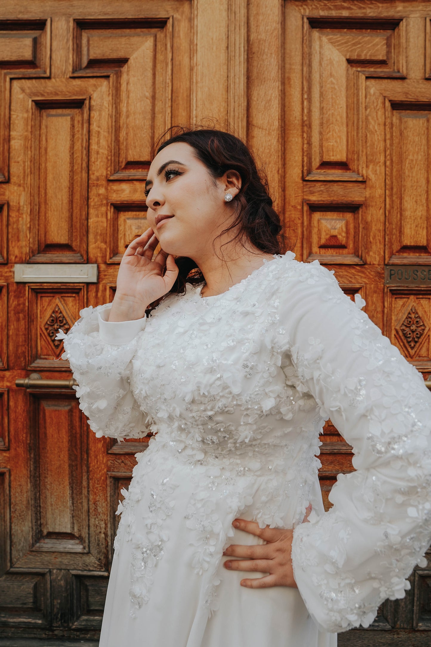 Robe de mariée en mousseline de soie avec buste fleuri et manches bouffantes 