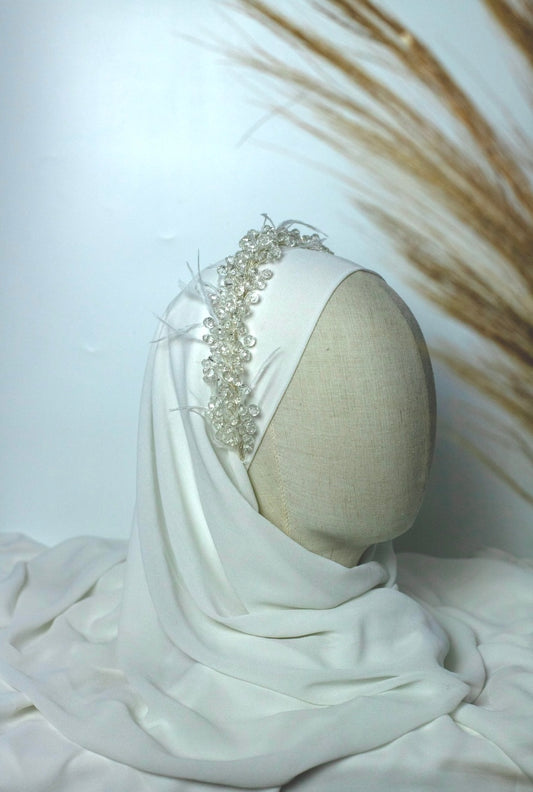 Bijou de tête en perles cristal et petites plumes 