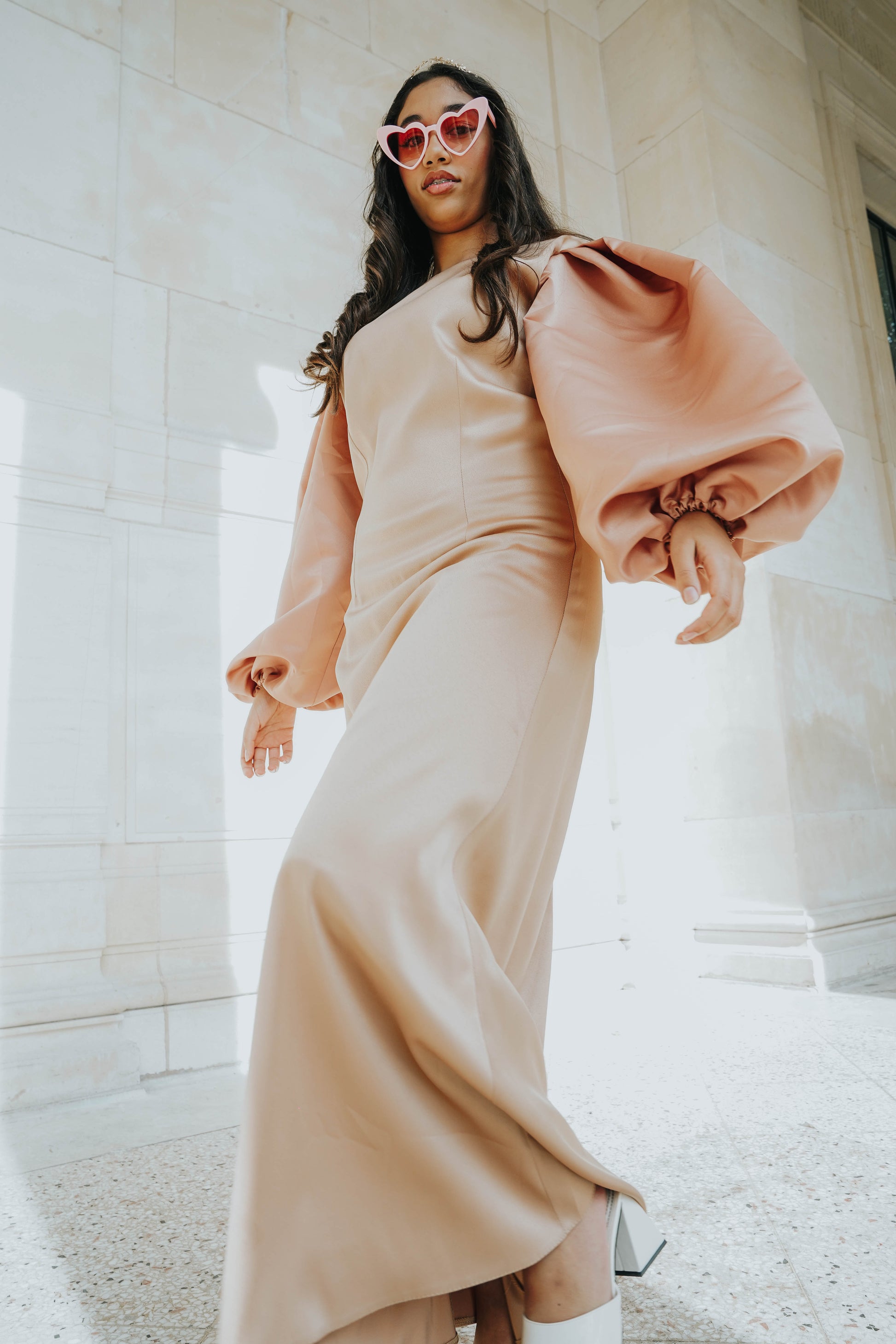 Robe en satin américain en coupe droite, avec manches ballons