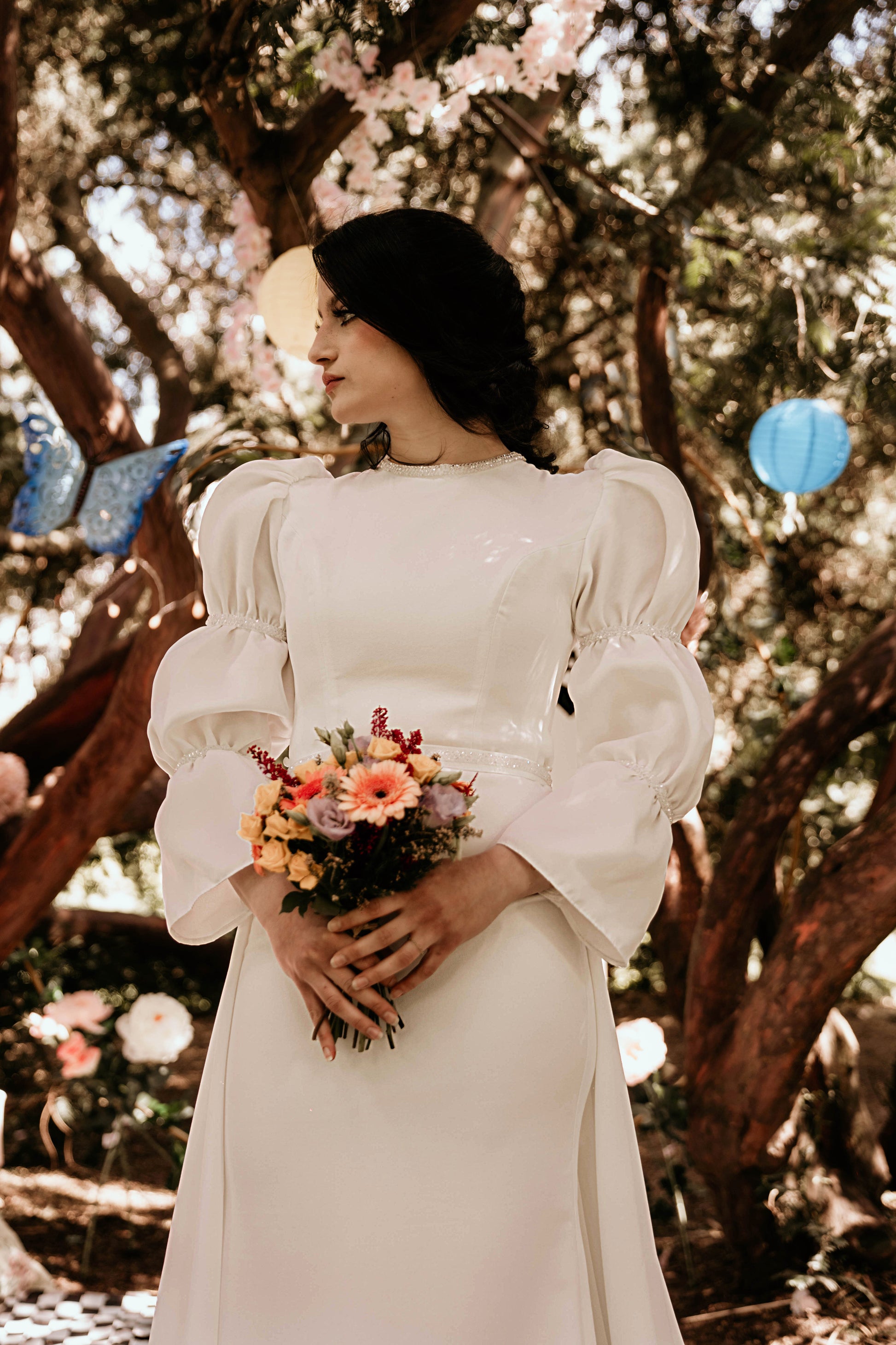 Robe de mariée  avec surjupe amovible et manches bouffantes.
