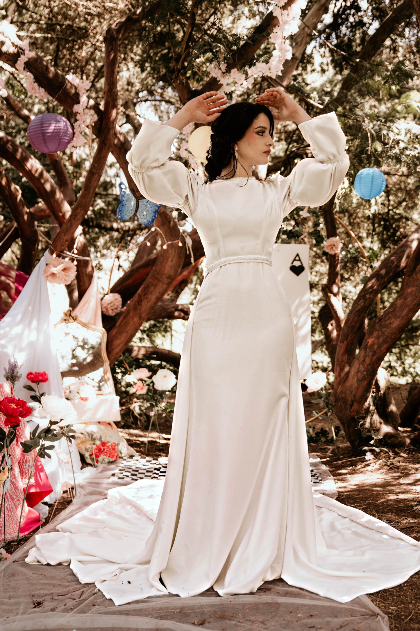 Robe de mariée  avec surjupe amovible et manches bouffantes.