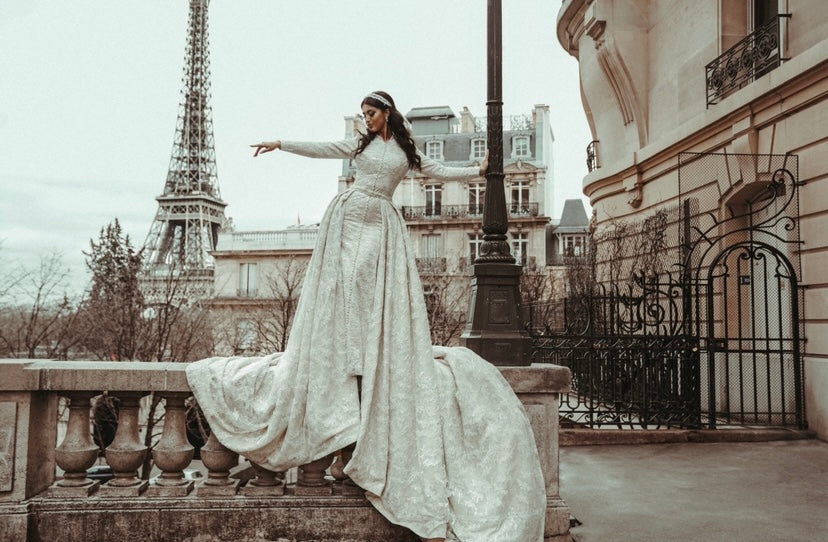 Robe en double dentelle perlée coupe fourreau avec surjupe majestueuse couleur beige. 