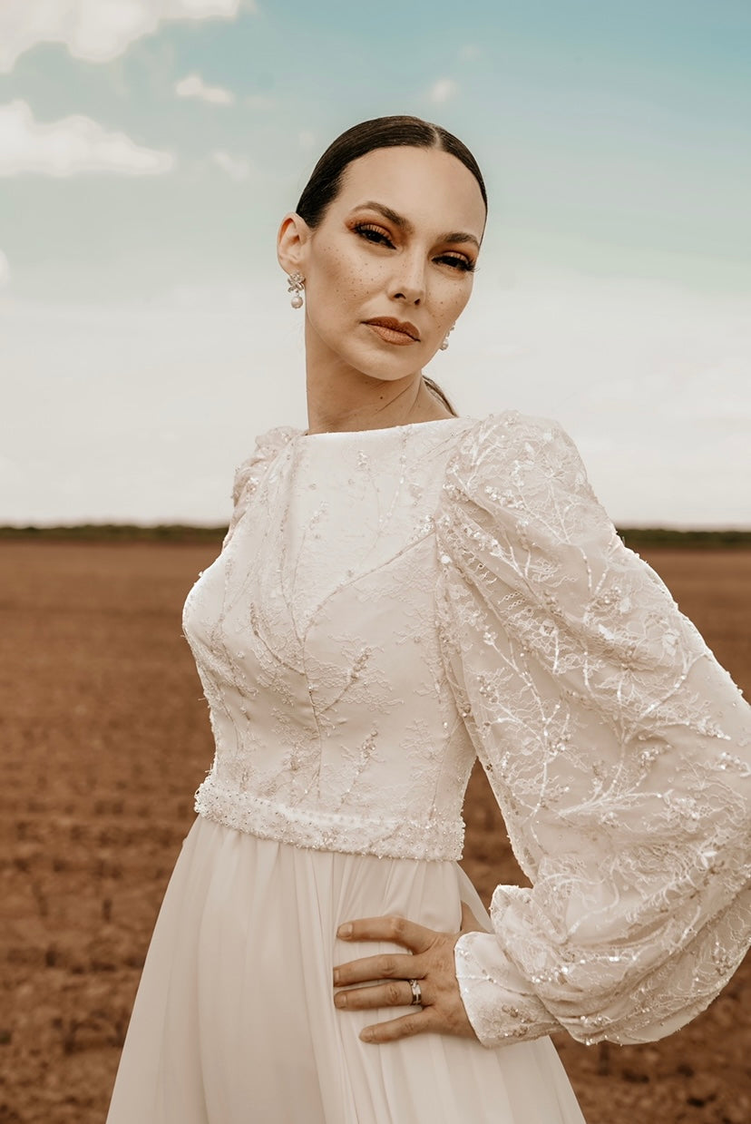 Robe de mariée avec buste en dentelle et manches bouffantes 