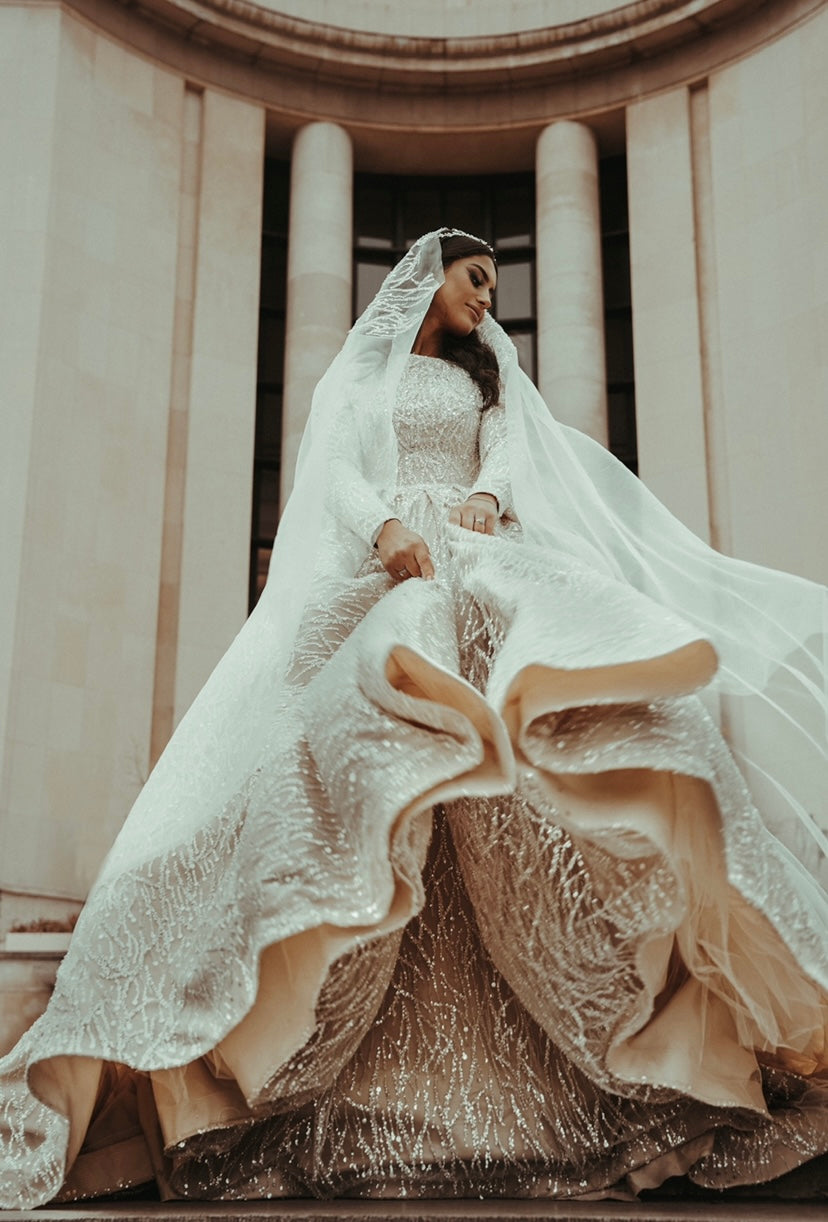 Robe princesse ornée de dentelle sequin avec très longue traîne couleur beige 