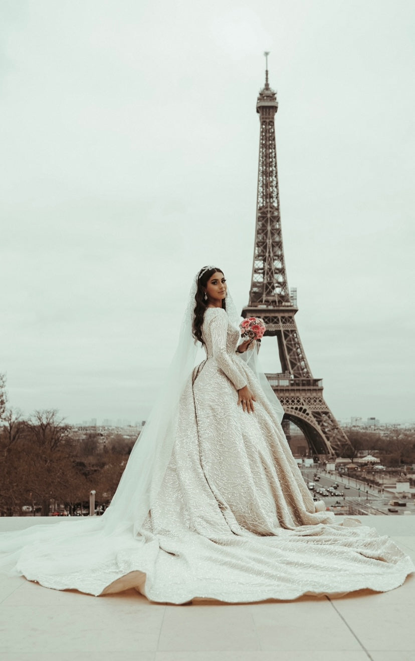 Robe princesse ornée de dentelle sequin avec très longue traîne couleur beige 