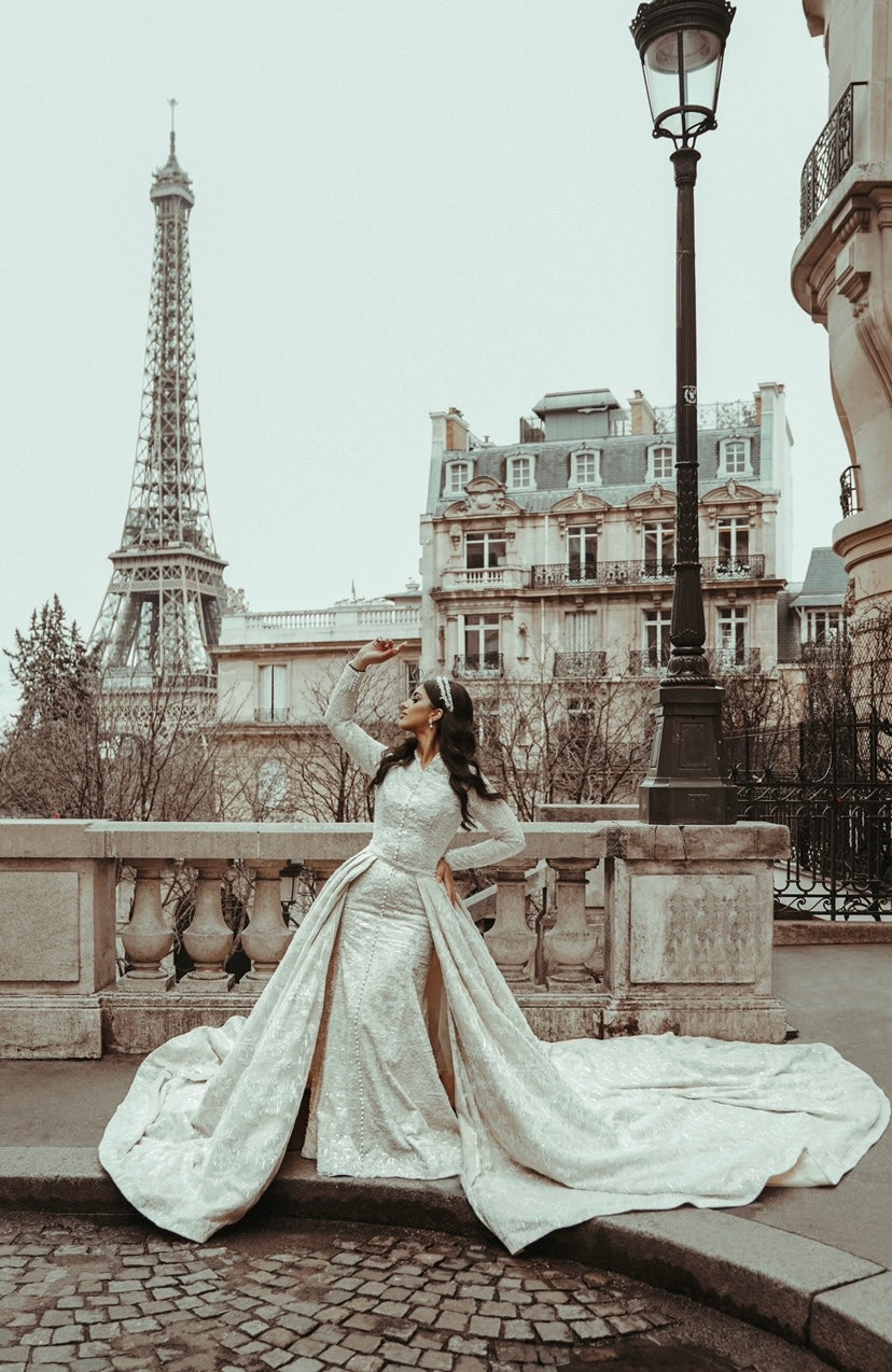Robe en double dentelle perlée coupe fourreau avec surjupe majestueuse couleur beige. 