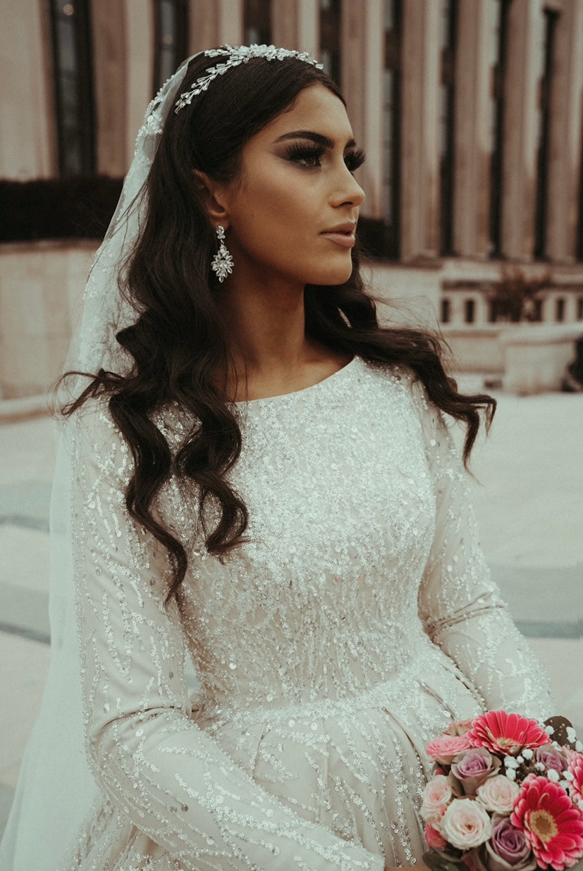 Robe princesse ornée de dentelle sequin avec très longue traîne couleur beige 
